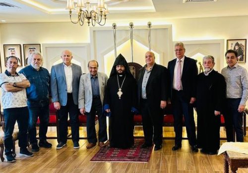قدم اعضاء المجلس التنفيذي بمجلس الاعمال اللبناني في الكويت التهنئة بمناسبة عيد الفصح المجيد لمطران الأرمن الأرثوذكس لدى الكويت والدول المجاورة الأرشمندريت بدروس مانويليان وذلك بمقر الكنيسة الأرمنية بدولة الكويت.
