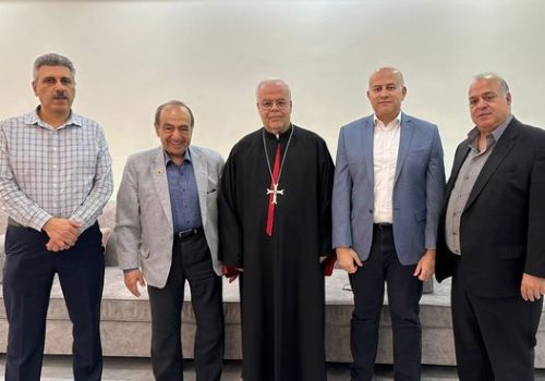 قدم اعضاء المجلس التنفيذي بمجلس الاعمال اللبناني في الكويت التهنئة بمناسبة عيد الفصح المجيد الخور أسقف ريمون عيد خادم الرعية المارونية وذلك بمركز الرعية بالجابرية بدولة الكويت