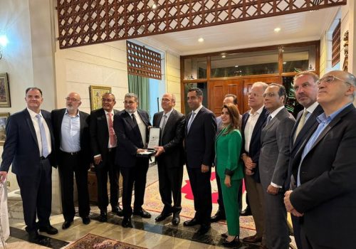 علي خليل رئيس مجلس الأعمال اللبناني في الكويت يقدم درع شكر وتقدير بإسم المجلس إلى دولة نائب رئيس مجلس الوزراء لللبناني الدكتور سعادة الشامي.